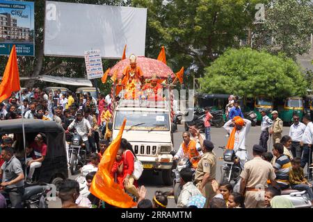 Rajkot, India. 7 settembre 2023. I devoti si divertono in processione a krishna janmashtami vicino al bazar di sadar rajkot. Crediti: Nasirkhan Davi/Alamy Live News Foto Stock