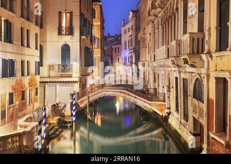 Venezia, i canali e gli edifici italiani all'alba. Foto Stock