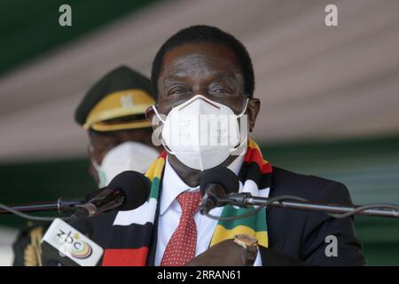 210809 -- HARARE, 9 agosto 2021 -- il presidente dello Zimbabwe Emmerson Mnangagwa si rivolge alla commemorazione della giornata degli eroi all'acri degli eroi ad Harare, Zimbabwe, il 9 agosto 2021. In mezzo alla furiosa pandemia di COVID-19, lo Zimbabwe lunedì ha segnato la 41a giornata degli eroi con limitati incontri pubblici mentre il presidente Emmerson Mnangagwa ha radunato la nazione per combattere la corruzione, la fame e la povertà. Foto di /Xinhua ZIMBABWE-HARARE-PRESIDENT-HEROES DAY ShaunxJusa PUBLICATIONxNOTxINxCHN Foto Stock