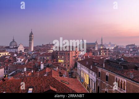 Venezia; skyline sul tetto dell'Italia verso San Giorgio dei Greci e il suo campanile pendente. Foto Stock