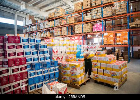 210810 -- ZHANGJIAJIE, 10 agosto 2021 -- Un membro del personale trasferisce casse di bevande presso il centro di distribuzione di un supermercato a Zhangjiajie, provincia di Hunan, Cina centrale, 5 agosto 2021. Tra luglio 29 e agosto 9, un totale di 53 casi confermati trasmessi localmente sono stati segnalati a Zhangjiajie. La città ha ora tre aree ad alto rischio e 11 aree a medio rischio per la COVID-19. CHINA-HUNAN-ZHANGJIAJIE-COVID-19 CN ChenxSihan PUBLICATIONxNOTxINxCHN Foto Stock