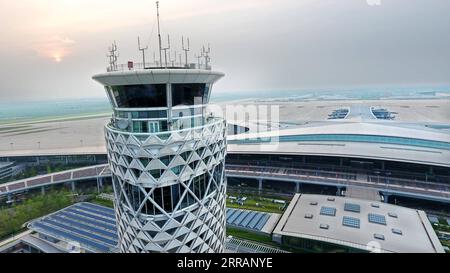 210811 -- QINGDAO, 11 agosto 2021 -- foto aerea mostra la torre di controllo del traffico aereo dell'aeroporto internazionale di Qingdao Jiaodong a Qingdao, provincia dello Shandong della Cina orientale, 11 agosto 2021. Il nuovo aeroporto internazionale di Qingdao Jiaodong sarà operativo il 12 agosto, mentre il vecchio aeroporto internazionale di Qingdao Liuting sarà chiuso. Posizionato come hub internazionale nel nord-est asiatico, il nuovo aeroporto dovrebbe soddisfare 35 milioni di passeggeri all'anno entro il 2025. CHINA-SHANDONG-QINGDAO-NEW AIRPORT CN LIXZIHENG PUBLICATIONXNOTXINXCHN Foto Stock