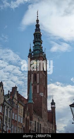 La grandiosa struttura in mattoni del Municipio principale di Danzica si erge alta, con la sua imponente torre dell'orologio che torreggia sopra lo skyline della città Foto Stock