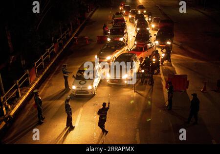 210813 -- KATHMANDU, 13 agosto 2021 -- la polizia stradale controlla i veicoli in un checkpoint a Kathmandu, Nepal, 12 agosto 2021. Le autorità della valle di Kathmandu in Nepal martedì hanno deciso di estendere il blocco in corso fino al 24 agosto, e durante il periodo i veicoli sarebbero stati vietati di piombare dopo le 20:00 con l'eccezione di quelli nei servizi di emergenza. NEPAL-KATHMANDU-COVID-19-LOCKDOWN SulavxShrestha PUBLICATIONxNOTxINxCHN Foto Stock