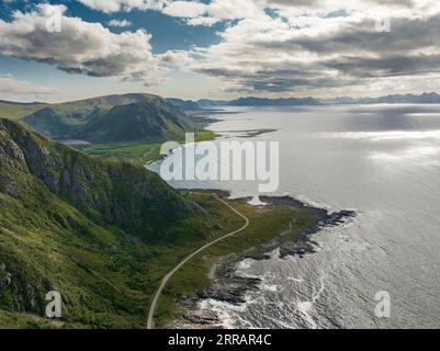 Bellissimo scatto aereo di una costa dell'isola Lofoten di Andoya Foto Stock