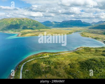 Bellissimo scatto aereo di una costa dell'isola Lofoten di Andoya Foto Stock