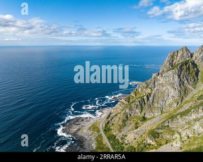 Bellissimo scatto aereo di una costa dell'isola Lofoten di Andoya Foto Stock