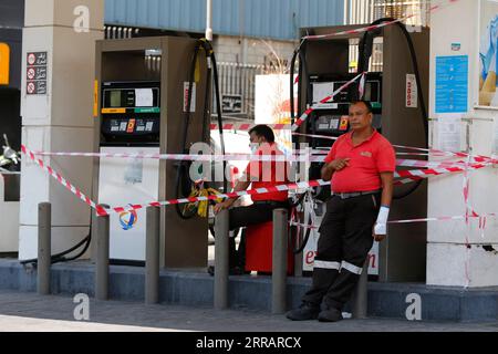 210814 -- BEIRUT, 14 agosto 2021 -- foto scattata il 14 agosto 2021 mostra una stazione di rifornimento chiusa a Beirut, Libano. Il Libano sta assistendo a una crisi del carburante, che ultimamente ha visto aumentare le ore di interruzioni di corrente e lunghe code di automobili alle stazioni di servizio. LIBANO-BEIRUT-FUEL CRISIS BilalxJawich PUBLICATIONxNOTxINxCHN Foto Stock