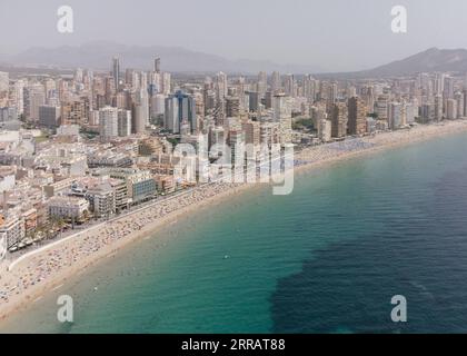 210816 -- BENIDORM, 16 agosto 2021 -- foto aerea scattata il 15 agosto 2021 mostra la spiaggia di Benidorm, Spagna. SPAGNA-VALENCIA-VACANZE ESTIVE MengxDingbo PUBLICATIONxNOTxINxCHN Foto Stock