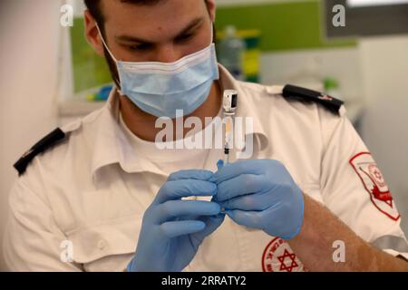 210817 -- MODIIN, 17 agosto 2021 -- Un medico prepara una terza dose di vaccino COVID-19 nella città centrale israeliana di Modiin, 17 agosto 2021. Complessivamente 1 milione di israeliani hanno ricevuto dosi di richiamo del vaccino contro il coronavirus di Pfizer, hanno detto i funzionari lunedì. Più della metà dei soggetti di età superiore ai 50 anni, vaccinati con la seconda dose almeno cinque mesi fa, ha ricevuto la terza dose, secondo una dichiarazione congiunta dell'ufficio del primo ministro e del ministero della salute. Foto di /Xinhua ISRAEL-MODIIN-COVID-19-VACCINE-THIRD DOSE GilxCohenxMagen PUBLICATIONxNOTxINxCHN Foto Stock