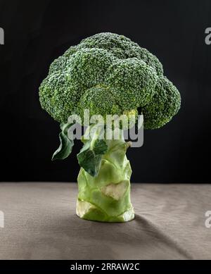 Broccoli di colore verde fresco su sfondo nero. Concetto di alimentazione sana, spazio copia, concentrazione selettiva. Foto Stock