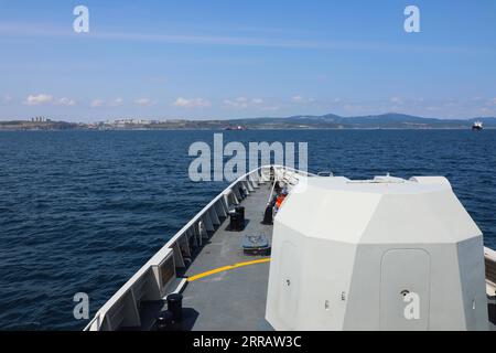 210817 -- VLADIVOSTOK, 17 agosto 2021 -- la nave da guerra Guangyuan dell'Esercito Popolare Cinese di Liberazione arriva a Vladivostok, Russia, 16 agosto 2021. Tutte le 17 squadre militari cinesi con armi ed equipaggiamenti sono arrivate nelle loro sedi in Russia, Bielorussia, Uzbekistan e Iran martedì per i prossimi Giochi dell'Esercito Internazionale 2021. Foto di /Xinhua RUSSIA-INTERNATIONAL ARMY GAMES 2021-CHINA-ARRIVAL ZhangxBin PUBLICATIONxNOTxINxCHN Foto Stock