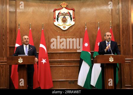 210817 -- AMMAN, 17 agosto 2021 -- il ministro degli Esteri giordano Ayman Safadi R e il ministro degli Esteri turco Mevlut Cavusoglu partecipano a una conferenza stampa ad Amman, in Giordania, il 17 agosto 2021. Il ministro degli affari esteri della Giordania Ayman Safadi ha dichiarato martedì che Giordania e Turchia hanno approvato un accordo per rafforzare la cooperazione economica. Fece le osservazioni ad Amman dopo un incontro con la sua controparte turca in visita Mevlut Cavusoglu. Foto di /Xinhua JORDAN-AMMAN-FM-TURKEY-FM-MEETING MohammadxAbuxGhosh PUBLICATIONxNOTxINxCHN Foto Stock