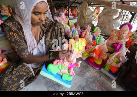 210818 -- KANGRA, 18 agosto 2021 -- un'opera artigianale su un idolo del dio indù con testa di elefante Ganesha in un laboratorio davanti al festival Ganesh Chaturthi a Kangra di Himachal Pradesh, India, 17 agosto 2021. Str/Xinhua INDIA-HIMACHAL PRADESH-KANGRA-FESTIVAL PREPARAZIONE JavedxDar PUBLICATIONxNOTxINxCHN Foto Stock