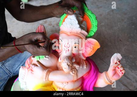 210818 -- KANGRA, 18 agosto 2021 -- un'opera artigianale su un idolo del dio indù con testa di elefante Ganesha in un laboratorio davanti al festival Ganesh Chaturthi a Kangra di Himachal Pradesh, India, 17 agosto 2021. Str/Xinhua INDIA-HIMACHAL PRADESH-KANGRA-FESTIVAL PREPARAZIONE JavedxDar PUBLICATIONxNOTxINxCHN Foto Stock