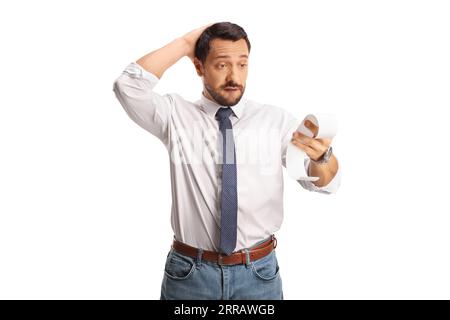 Un uomo scioccato con un disegno di legge che tiene la testa nell'incredulità isolato su sfondo bianco Foto Stock