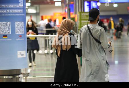 Hessen, Ankunft von Geflüchteten aus Afghanistan a Francoforte 210820 -- FRANCOFORTE, 20 agosto 2021 -- i passeggeri di un volo della Lufthansa che trasportano gli sfollati dall'Afghanistan arrivano all'aeroporto internazionale di Francoforte, a Francoforte, Germania, 20 agosto 2021. Foto di /Xinhua GERMANIA-FRANCOFORTE-AFGHANISTAN-EVACUEES ArmandoxBabani PUBLICATIONxNOTxINxCHN Foto Stock