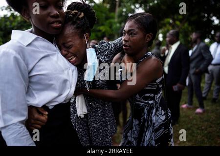 210822 -- LES CAYES, 22 agosto 2021 -- Una donna piange quando assiste a un funerale del suo parente è morta a Marceline, vicino a Les Cayes, Haiti, il 21 agosto 2021. HAITI-LES CAYES-TERREMOTO-DOPO DavidxdexlaxPaz PUBLICATIONxNOTxINxCHN Foto Stock