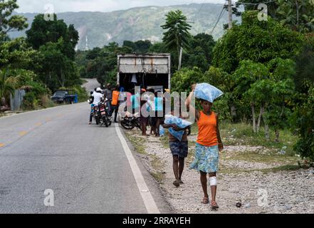 210822 -- LES CAYES, 22 agosto 2021 -- foto scattata il 21 agosto 2021 mostra persone che ricevono provviste di vita a Marceline, vicino a Les Cayes, Haiti. HAITI-LES CAYES-TERREMOTO-DOPO DavidxdexlaxPaz PUBLICATIONxNOTxINxCHN Foto Stock