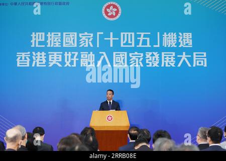 210823 -- HONG KONG, 23 agosto 2021 -- Huang Liuquan, vice capo dell'Ufficio affari di Hong Kong e Macao del Consiglio di Stato, tiene un discorso a Hong Kong, Cina meridionale, 23 agosto 2021. A QUESTO proposito: La delegazione nazionale introduce il quattordicesimo piano quinquennale opportunità per Hong Kong CINA-HONG KONG-QUATTORDICESIMO PIANO QUINQUENNALE DELEGAZIONE NAZIONALE CN WangxShen PUBLICATIONxNOTxINxCHN Foto Stock