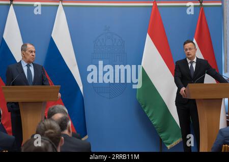 210824 -- BUDAPEST, 24 agosto 2021 -- il ministro degli affari esteri e del commercio ungherese Peter Szijarto R e il ministro degli Esteri russo in visita Sergey Lavrov partecipano a una conferenza stampa a Budapest, in Ungheria, il 24 agosto 2021. La cooperazione bilaterale con la Russia ha prodotto risultati pratici e pragmatici, ha affermato l'onorevole Szijjarto martedì. Foto di /Xinhua HUNGARY-BUDAPEST-RUSSIA-FM-VISIT AttilaxVolgyi PUBLICATIONxNOTxINxCHN Foto Stock