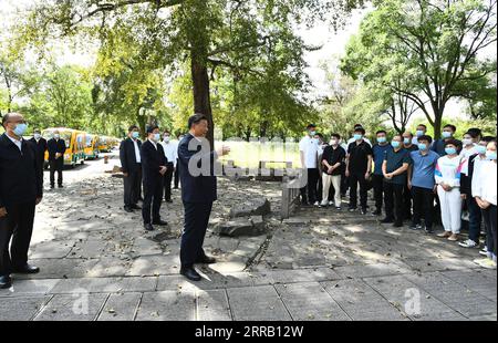 210824 -- CHENGDE, 24 agosto 2021 -- il presidente cinese Xi Jinping, anche segretario generale del Comitato centrale del Partito Comunista Cinese e presidente della Commissione militare centrale, parla con i turisti mentre conduceva ricerche sul campo presso il Chengde Mountain Resort durante un tour di ispezione a Chengde nella provincia di Hebei nella Cina settentrionale, 24 agosto 2021. CHINA-HEBEI-CHENGDE-XI JINPING-INSPECTION CN XIEXHUANCHI PUBLICATIONXNOTXINXCHN Foto Stock