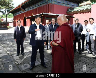 210824 -- CHENGDE, 24 agosto 2021 -- il presidente cinese Xi Jinping, anche segretario generale del Comitato centrale del Partito Comunista Cinese e presidente della Commissione militare centrale, conduce ricerche sul campo sugli affari religiosi al Tempio di Puning durante un tour di ispezione a Chengde nella provincia di Hebei nella Cina settentrionale, 24 agosto 2021. CHINA-HEBEI-CHENGDE-XI JINPING-INSPECTION CN LIXXUEREN PUBLICATIONXNOTXINXCHN Foto Stock