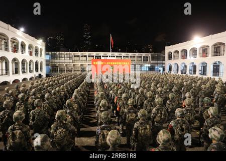 210825 -- HONG KONG, 25 agosto 2021 -- foto scattata il 25 agosto 2021 mostra una vista della cerimonia di rotazione della guarnigione a Hong Kong, nel sud della Cina. La guarnigione di Hong Kong dell'Esercito Popolare di Liberazione Cinese di mercoledì ha completato la 24a rotazione da quando ha iniziato a presidiare Hong Kong nel 1997. Approvata dalla Commissione militare centrale CMC, la mossa è una rotazione annuale di routine in linea con la legge della Repubblica popolare cinese sulla guarnigione della regione amministrativa speciale di Hong Kong HKSAR. CHINA-HONG KONG-PLA GARRISON-ROUTINE ROTATIONCN XINHUA PUBLICATIONXNOTXINXCHN Foto Stock