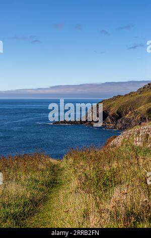 Guardando lungo un sentiero verso il mare, vicino a Cape Cornwall Foto Stock