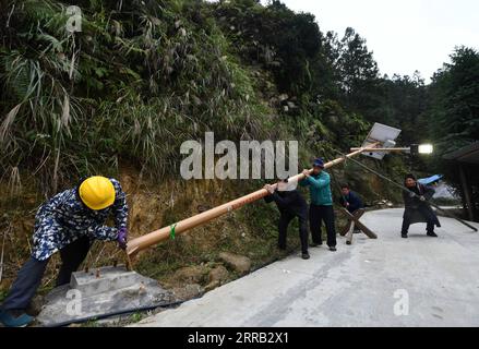 210828 -- NANNING, agosto 28, 2021 -- la foto del file scattata il 1 dicembre 2020 mostra gli abitanti del villaggio che installano un lampione ad energia solare nel villaggio di Dangjiu della contea autonoma di Rongshui Miao, nella regione autonoma del Guangxi Zhuang della Cina meridionale. Sempre più lampioni stradali alimentati a energia solare sono stati eretti in aree nascoste tra le montagne del Guangxi, illuminando il cielo notturno per le persone che vivono lì. CHINA-GUANGXI-SOLAR ENERGY-STREET LAMP CN HUANGXXIAOBANG PUBLICATIONXNOTXINXCHN Foto Stock