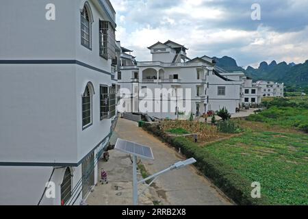 210828 -- NANNING, 28 agosto 2021 -- foto aerea scattata il 14 luglio 2021 mostra lampioni solari nel villaggio di Laoya della città di Guilin, nella regione autonoma del Guangxi Zhuang nel sud della Cina. Sempre più lampioni stradali alimentati a energia solare sono stati eretti in aree nascoste tra le montagne del Guangxi, illuminando il cielo notturno per le persone che vivono lì. CHINA-GUANGXI-SOLAR ENERGY-STREET LAMP CN ZHOUXHUA PUBLICATIONXNOTXINXCHN Foto Stock