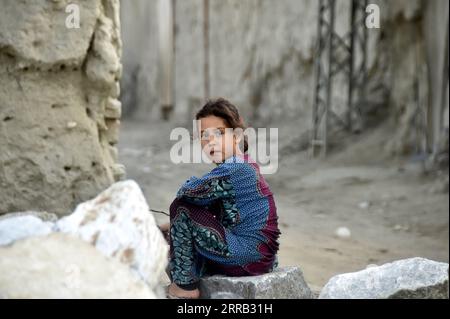 210828 -- PESHAWAR, 28 agosto 2021 -- una ragazza afghana rifugiata è vista in un campo profughi nel nord-ovest del Pakistan a Peshawar il 28 agosto 2021. Il Pakistan ospita attualmente più di 1,4 milioni di rifugiati afghani registrati che sono stati costretti a fuggire dalle loro case, secondo l'alto Commissariato delle Nazioni Unite per i rifugiati (UNHCR). Foto di /Xinhua PAKISTAN-PESHAWAR-AFGHANI RIFUGIATI SaeedxAhmad PUBLICATIONxNOTxINxCHN Foto Stock