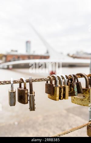 Primo piano di lucchetti appesi ai binari del canale di Puerto Madero a Buenos Aires, Argentina Foto Stock