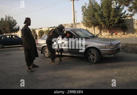 210829 -- KABUL, 29 agosto 2021 -- Un combattente talibano controlla un veicolo a Kabul, capitale dell'Afghanistan, 28 agosto 2021. Secondo il portavoce talibano Zabihullah Mujahid, i talebani hanno invitato i residenti di Kabul a consegnare veicoli governativi, armi e munizioni. Foto di /Xinhua AFGHANISTAN-KABUL-GOVERNMENT VEHCILES-HANDOVER SaifurahmanxSafi PUBLICATIONxNOTxINxCHN Foto Stock