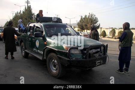 210829 -- KABUL, 29 agosto 2021 -- combattenti talebani sono visti su una strada a Kabul, capitale dell'Afghanistan, 28 agosto 2021. Secondo il portavoce talibano Zabihullah Mujahid, i talebani hanno invitato i residenti di Kabul a consegnare veicoli governativi, armi e munizioni. Foto di /Xinhua AFGHANISTAN-KABUL-GOVERNMENT VEHCILES-HANDOVER SaifurahmanxSafi PUBLICATIONxNOTxINxCHN Foto Stock