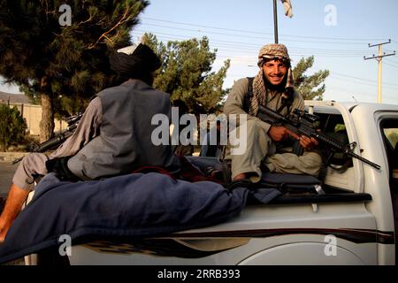 210829 -- KABUL, 29 agosto 2021 -- combattenti talebani sono visti su una strada a Kabul, capitale dell'Afghanistan, 28 agosto 2021. Secondo il portavoce talibano Zabihullah Mujahid, i talebani hanno invitato i residenti di Kabul a consegnare veicoli governativi, armi e munizioni. Foto di /Xinhua AFGHANISTAN-KABUL-GOVERNMENT VEHCILES-HANDOVER SaifurahmanxSafi PUBLICATIONxNOTxINxCHN Foto Stock