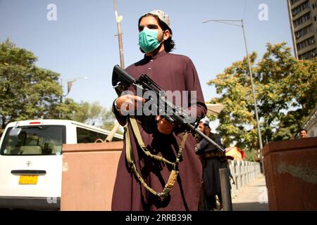 210829 -- KABUL, 29 agosto 2021 -- Un combattente talibano si trova a Kabul, capitale dell'Afghanistan, 28 agosto 2021. Secondo il portavoce talibano Zabihullah Mujahid, i talebani hanno invitato i residenti di Kabul a consegnare veicoli governativi, armi e munizioni. Foto di /Xinhua AFGHANISTAN-KABUL-GOVERNMENT VEHCILES-HANDOVER SaifurahmanxSafi PUBLICATIONxNOTxINxCHN Foto Stock