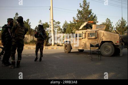 210829 -- KABUL, 29 agosto 2021 -- combattenti talebani sono visti su una strada a Kabul, capitale dell'Afghanistan, 28 agosto 2021. Secondo il portavoce talibano Zabihullah Mujahid, i talebani hanno invitato i residenti di Kabul a consegnare veicoli governativi, armi e munizioni. Foto di /Xinhua AFGHANISTAN-KABUL-GOVERNMENT VEHCILES-HANDOVER SaifurahmanxSafi PUBLICATIONxNOTxINxCHN Foto Stock