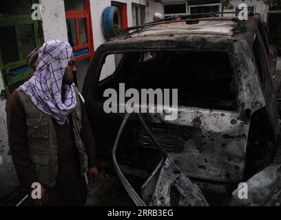 210829 -- KABUL, 29 agosto 2021 -- foto scattata il 29 agosto 2021 mostra un veicolo danneggiato nel sito dove un razzo ha colpito Kabul, capitale dell'Afghanistan. Sei civili afghani, tra cui quattro bambini, sono stati uccisi dopo che un razzo è stato sparato all'aeroporto di Kabul, dove i voli di evacuazione guidati dagli Stati Uniti continuavano ma non sono riusciti a colpire l'obiettivo, una fonte locale ha confermato. Foto di /Xinhua AFGHANISTAN-KABUL-RAZZO SaifurahmanxSafi PUBLICATIONxNOTxINxCHN Foto Stock