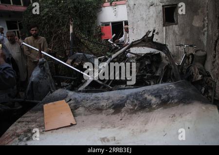 210829 -- KABUL, 29 agosto 2021 -- foto scattata il 29 agosto 2021 mostra un veicolo danneggiato nel sito dove un razzo ha colpito Kabul, capitale dell'Afghanistan. Sei civili afghani, tra cui quattro bambini, sono stati uccisi dopo che un razzo è stato sparato all'aeroporto di Kabul, dove i voli di evacuazione guidati dagli Stati Uniti continuavano ma non sono riusciti a colpire l'obiettivo, una fonte locale ha confermato. Foto di /Xinhua AFGHANISTAN-KABUL-RAZZO SaifurahmanxSafi PUBLICATIONxNOTxINxCHN Foto Stock