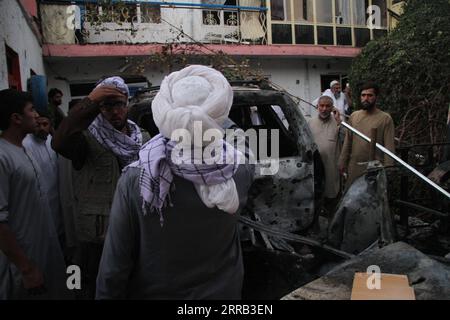 210829 -- KABUL, 29 agosto 2021 -- la gente si riunisce nel luogo dove un razzo ha colpito Kabul, capitale dell'Afghanistan, il 29 agosto 2021. Sei civili afghani, tra cui quattro bambini, sono stati uccisi dopo che un razzo è stato sparato all'aeroporto di Kabul, dove i voli di evacuazione guidati dagli Stati Uniti continuavano ma non sono riusciti a colpire l'obiettivo, una fonte locale ha confermato. Foto di /Xinhua AFGHANISTAN-KABUL-RAZZO SaifurahmanxSafi PUBLICATIONxNOTxINxCHN Foto Stock