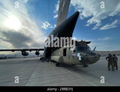 210830 -- WASHINGTON, agosto 30, 2021 -- Un CH-47 Chinook è caricato su un C-17 Globemaster III dell'aeronautica statunitense all'aeroporto internazionale Hamid Karzai di Kabul, Afghanistan, il 28 agosto 2021. Il comando centrale degli Stati Uniti ha annunciato lunedì che il ritiro delle truppe statunitensi dall'Afghanistan è stato completato, ponendo fine a 20 anni di invasione guidata dagli Stati Uniti nel paese. /Handout via Xinhua U.S.-WASHINGTON, D.C.-AFGHANISTAN-U.S. TRUPPE RITIRO-COMPLETAMENTO U.S.xCentralxCommandxPublicxAffairs PUBLICATIONxNOTxINxCHN Foto Stock