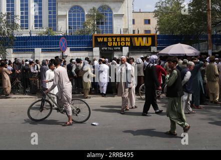 210831 -- KABUL, 31 agosto 2021 -- la gente si schiera davanti a una banca a Kabul, capitale dell'Afghanistan, 31 agosto 2021. Foto di /Xinhua AFGHANISTAN-KABUL-STREET VIEW Kabir PUBLICATIONxNOTxINxCHN Foto Stock