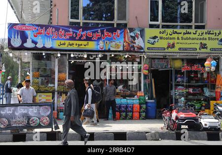 210831 -- KABUL, 31 agosto 2021 -- People Walk on the Street in Kabul, capitale dell'Afghanistan, 31 agosto 2021. Foto di /Xinhua AFGHANISTAN-KABUL-STREET VIEW Kabir PUBLICATIONxNOTxINxCHN Foto Stock