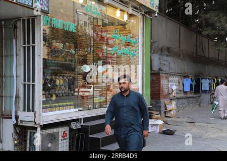 210831 -- KABUL, 31 agosto 2021 -- Un uomo cammina davanti a un negozio a Kabul, capitale dell'Afghanistan, 31 agosto 2021. Foto di /Xinhua AFGHANISTAN-KABUL-STREET VIEW Kabir PUBLICATIONxNOTxINxCHN Foto Stock