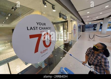 210831 -- BANGKOK, 31 agosto 2021 -- Un membro del personale pulisce per la riapertura in un centro commerciale a Bangkok, Thailandia, 31 agosto 2021. Il 27 agosto la Thailandia ha annunciato che faciliterà le restrizioni COVID-19 a Bangkok e in alcune altre province il mese prossimo, poiché le infezioni e i tassi di mortalità sono diminuiti mentre le vaccinazioni aumentano rapidamente. THAILAND-BANGKOK-COVID-19-RESTRICTION-RELAXATION RachenxSageamsak PUBLICATIONxNOTxINxCHN Foto Stock