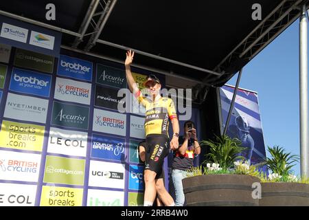 Felixstowe, Regno Unito. 7 settembre 2023. La quinta tappa del Tour of Britain inizia e termina a Felixstowe. Wout van Aert del team Jumbo Visma conquista la tappa ed è ora il leader assoluto della gara. Crediti: Eastern Views/Alamy Live News Foto Stock