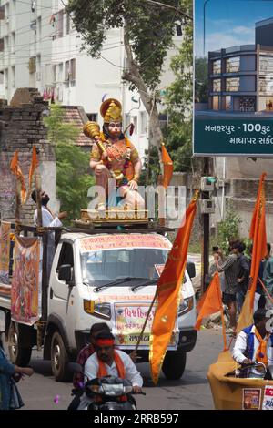 Rajkot, India. 7 settembre 2023. Idolo di Lord Hanuman sulla cima del veicolo durante Janmashtami Rath Yatra al Sadar Bazar Harihar Chowk, Rajkot. Crediti: Nasirkhan Davi/Alamy Live News Foto Stock