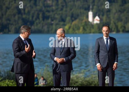 210901 -- BLED SLOVENIA, 1 settembre 2021 -- il primo ministro sloveno Janez Jansa C, il ministro degli Esteri sloveno Anze Logar R e il primo ministro croato Andrej Plenkovic sono presenti per una riunione del 16° Forum strategico di Bled a Bled, Slovenia, il 1° settembre 2021. Il 16° Bled Strategic Forum BSF ha preso il via mercoledì presso il resort lacustre di Bled. Si prevede che l’evento di due giorni si concentrerà sulla minaccia di una nuova crisi migratoria, sull’allargamento dell’UE e sulla pandemia di COVID-19. Foto di /Xinhua SLOVENIA-BLED-BLED STRATEGIC FORUM ZeljkoxStevanic PUBLICATIONxNOTxINxCHN Foto Stock