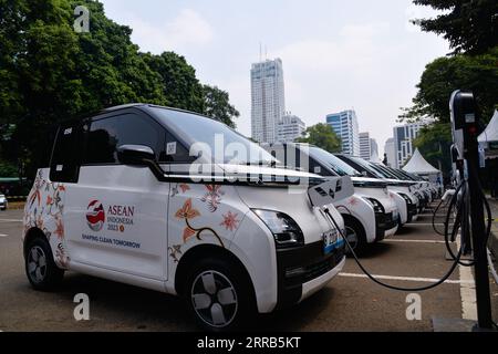 Jakarta. 6 settembre 2023. Questa foto scattata il 6 settembre 2023 mostra i veicoli elettrici Wuling Air per il 43° Summit dell'Associazione delle Nazioni del Sud-Est Asiatico (ASEAN) a Giacarta, Indonesia. Crediti: Xu Qin/Xinhua/Alamy Live News Foto Stock